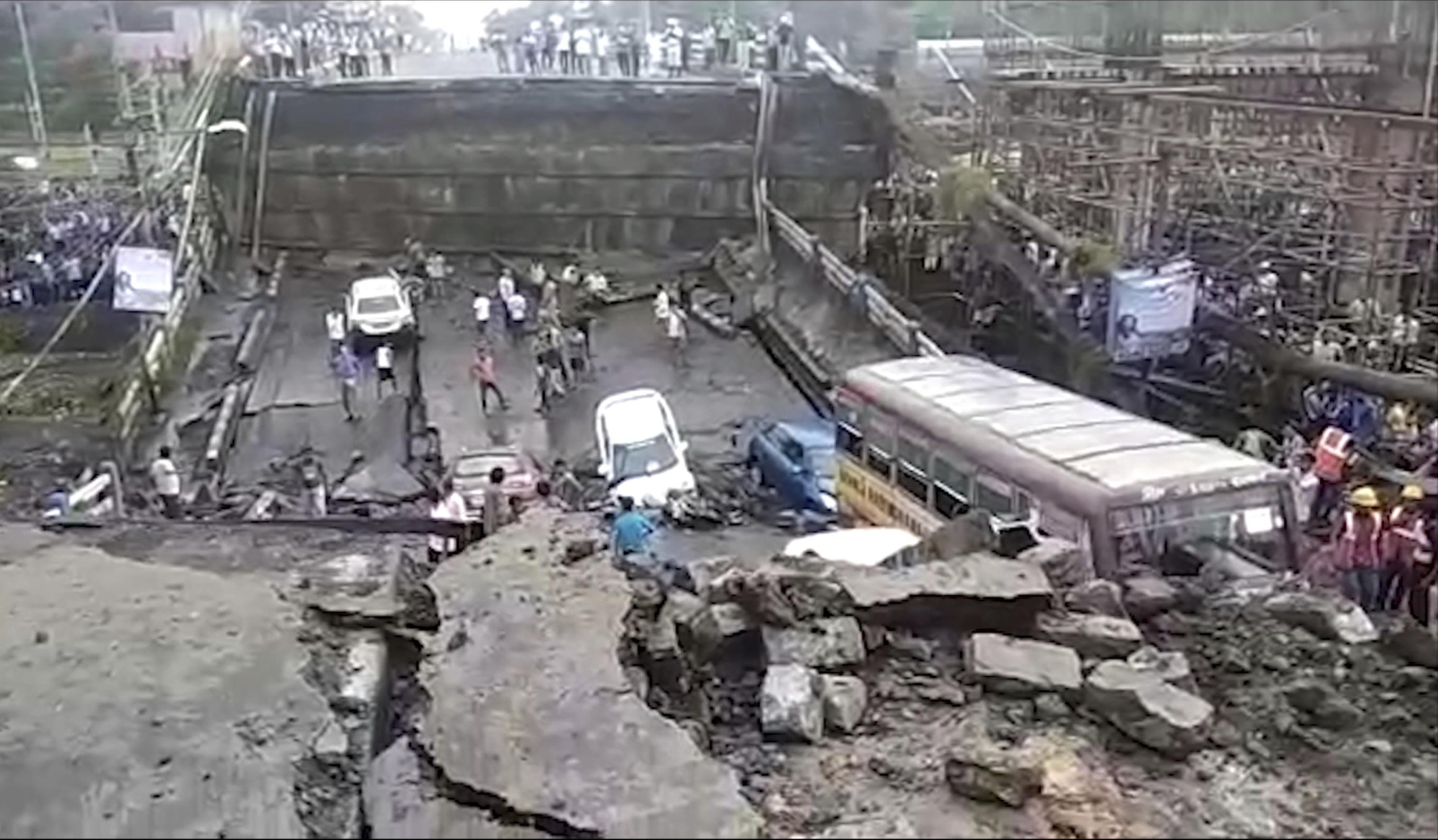 (FOTO) NOVA KATASTROFA! Srušio se most u Indiji - IMA ŽRTAVA I POVREĐENIH!